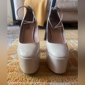 Steve Madden SKYRISE platform heels- cream